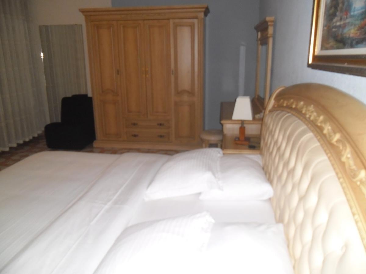 Hotel Vivi Palace 마타디 외부 사진