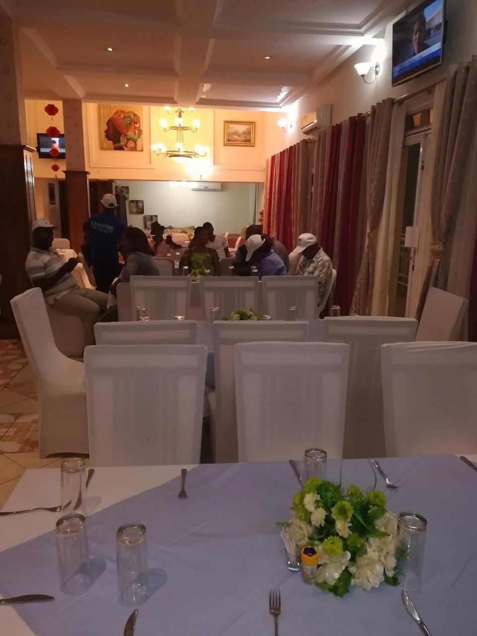 Hotel Vivi Palace 마타디 외부 사진